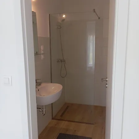 Vadrozsa, Privatgarten Mit Seeblick Willa