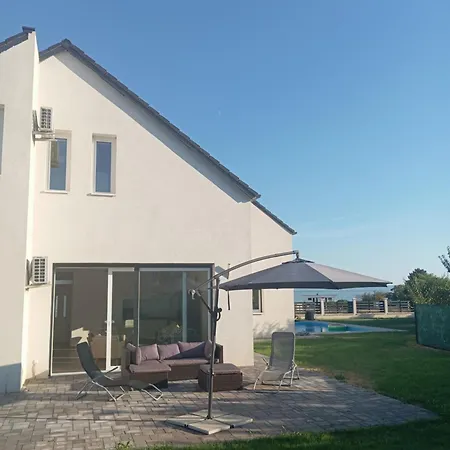 Vadrozsa, Privatgarten Mit Seeblick