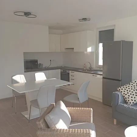 Vadrozsa, Privatgarten Mit Seeblick Willa