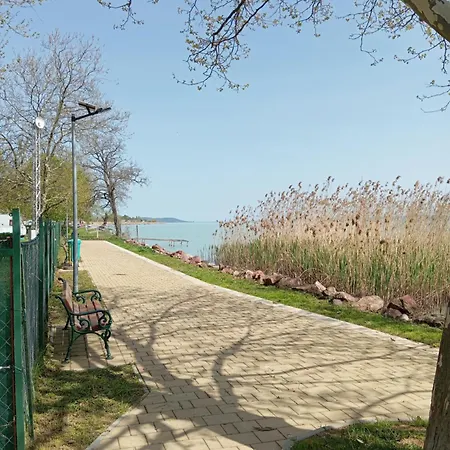 Vadrózsa, Privatgarten Mit Seeblick