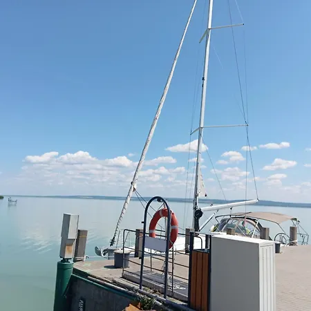 Vadrozsa, Privatgarten Mit Seeblick Willa