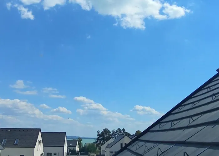 Vadrozsa, Privatgarten Mit Seeblick * バラトンアカリ