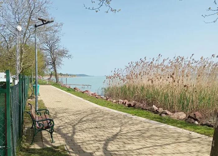 Vadrózsa, Privatgarten Mit Seeblick